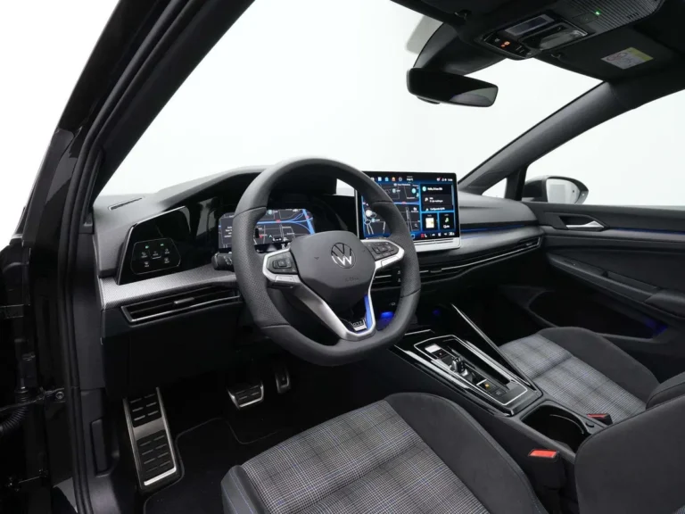 Volkswagen Golf, interieur met dashboard, stuurwiel, infotainmentscherm en middenconsole