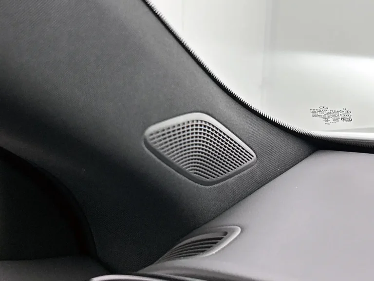 Mercedes-Benz CLA, dashboarddetail met luidsprekers in zwart interieur
