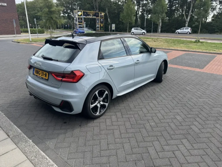 Audi A1 Sportback, zijaanzicht van rechts met dak- en zijkant zichtbaar