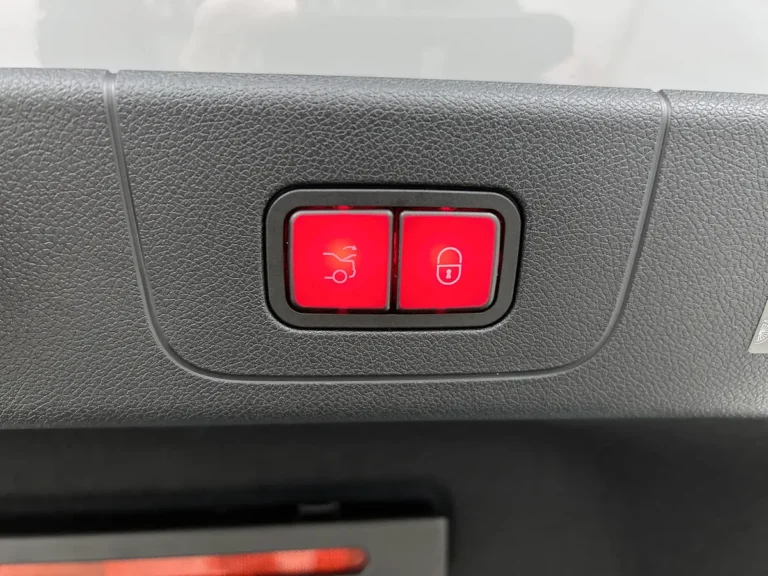 Mercedes-Benz CLA, detail interieur bedieningsknoppen met rode verlichte symbolen op dashboard