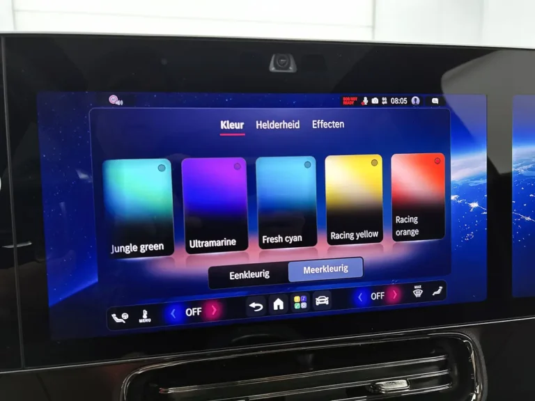 Mercedes-Benz CLA, infotainmentscherm met kleurinstellingen voor interieurverlicht