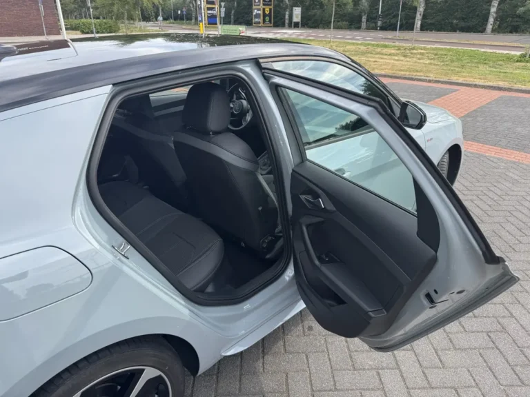 Audi A1 Sportback, zijaanzicht met open portier, interieur zichtbaar