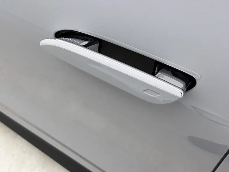 Mercedes-Benz CLA, detail deurkruk met openstaande deur aan de zijkant