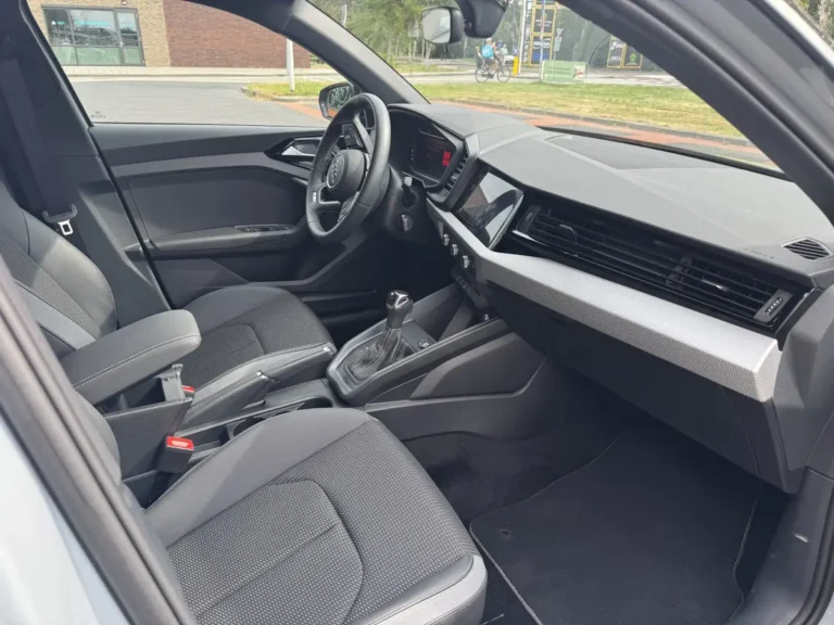Audi A1 Sportback, interieur met dashboard, middenconsole, stuurwiel en voorstoelen