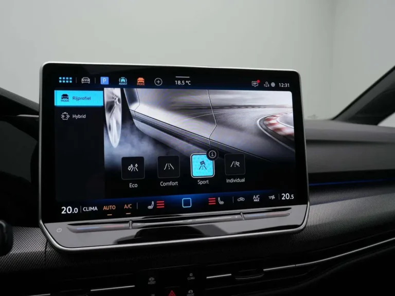 Volkswagen Golf, infotainmentscherm met rijmodi (Eco, Comfort, Sport, Individual) en klimaatbediening