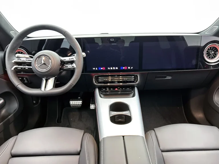 Mercedes-Benz CLA, interieur met stuurwiel, dashboard en middenconsole (2)