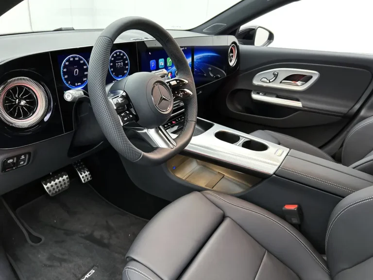 Mercedes-Benz CLA, interieur met stuurwiel, dashboard en middenconsole