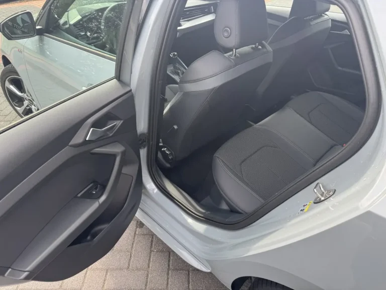 Audi A1 Sportback, interieur achterbank met open deur