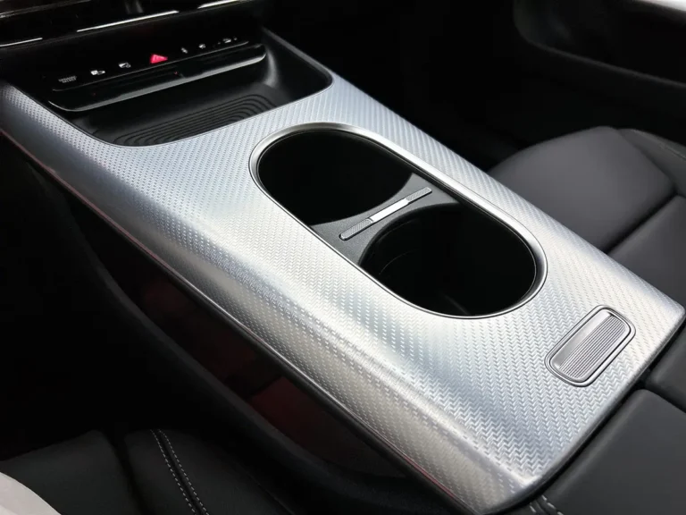 Mercedes-Benz CLA, middenconsole met twee bekerhouders en koolstofvezelpatroon, grijs interieur