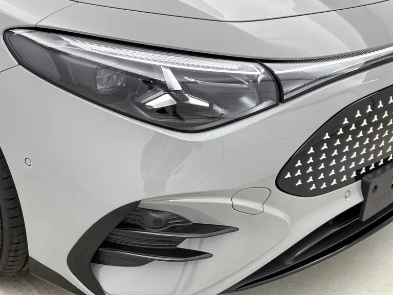 Mercedes-Benz CLA, detail voorkant met LED-koplampen en grille, schuin van voren links