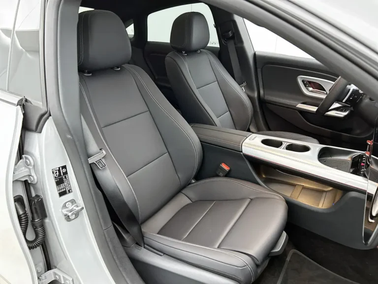 Mercedes-Benz CLA, voorstoelen en middenconsole met zwart leder en stiksels