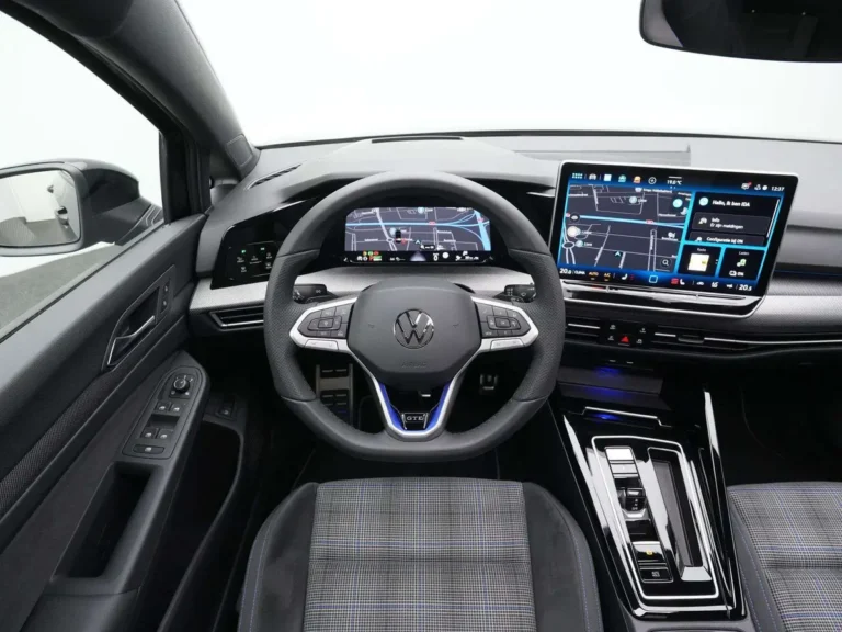 Volkswagen Golf, interieur met stuurwiel, digitaal instrumentenpaneel en infotainmentscherm