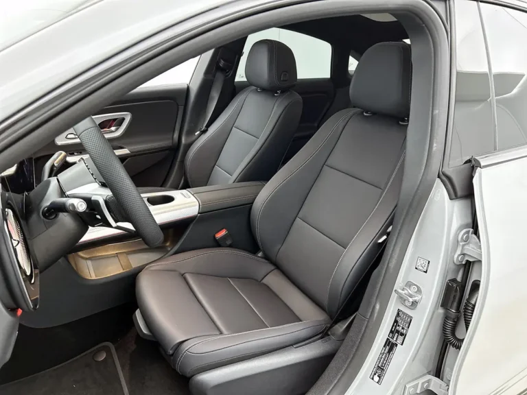 Mercedes-Benz CLA, interieur met voorbank en stuurwiel, zijaanzicht vanaf linker deur