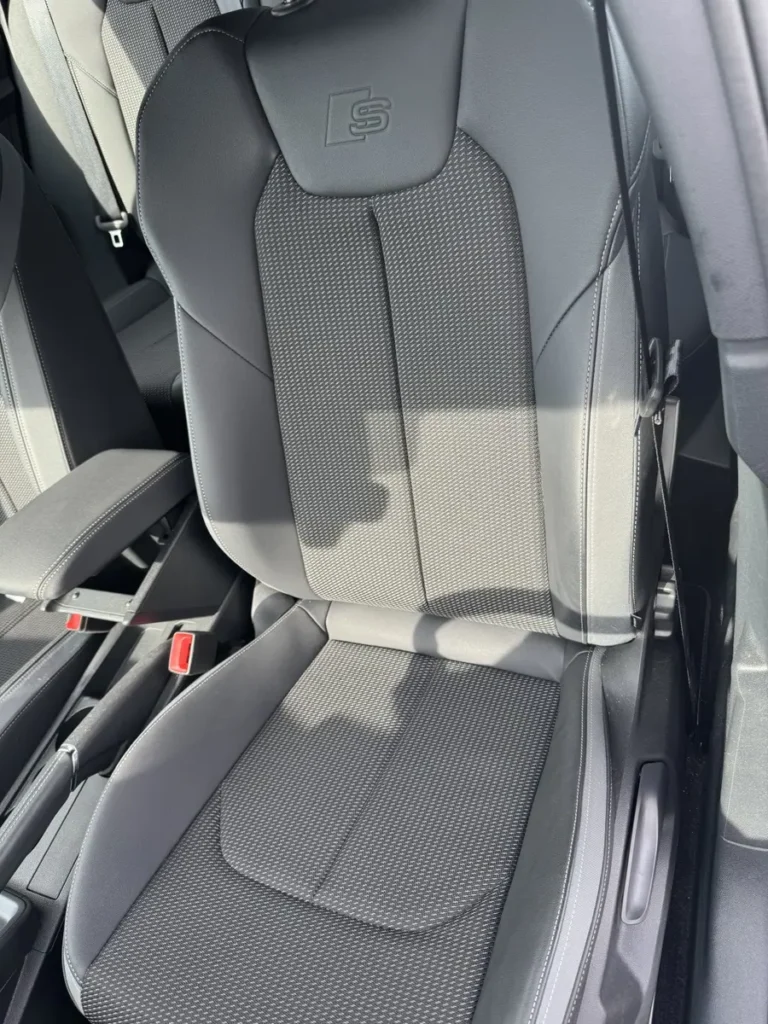 Audi A1 Sportback, achterbank met grijs/wit bekleding en zonneschermen