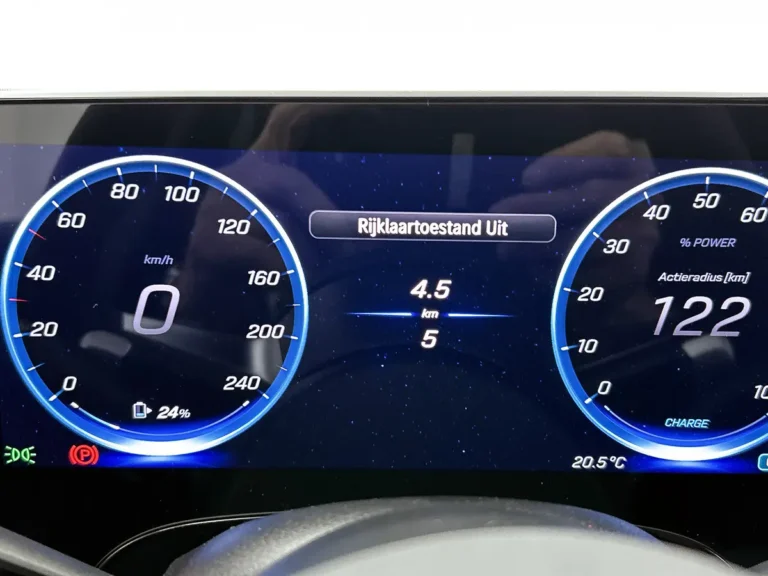 Mercedes-Benz CLA, digitaal instrumentenpaneel met snelheidsmeter en boordinformatie