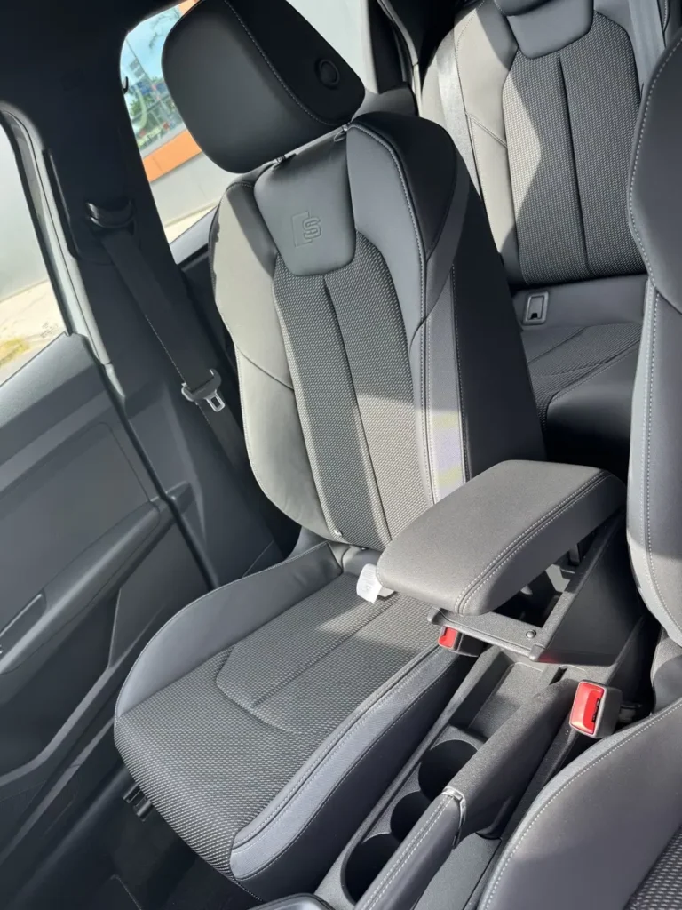 Audi A1 Sportback, interieur voorbank met grijze bekleding en zonneklepen