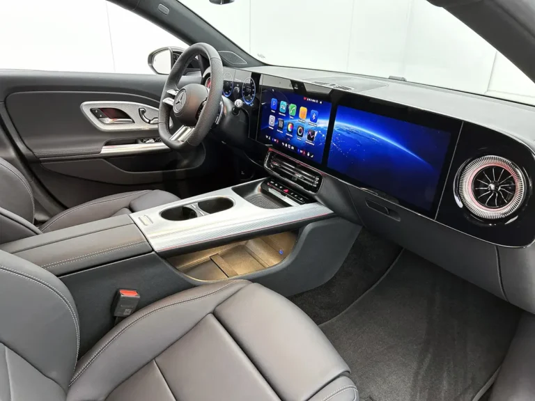 Mercedes-Benz CLA, interieuroverzicht met stuurwiel, dashboard, groot infotainmentscherm en middenconsole