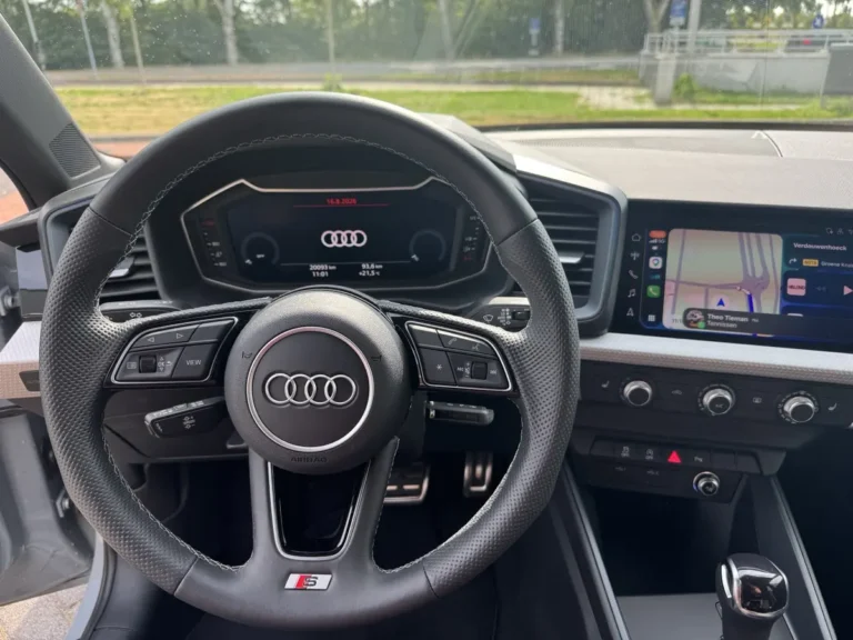 Audi A1 Sportback, stuurwiel en dashboard met digitaal instrumentenpaneel en infotainmentscherm