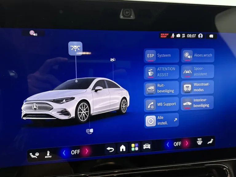 Mercedes-Benz CLA, infotainmentscherm met systeem menu en rijhulpsystemen