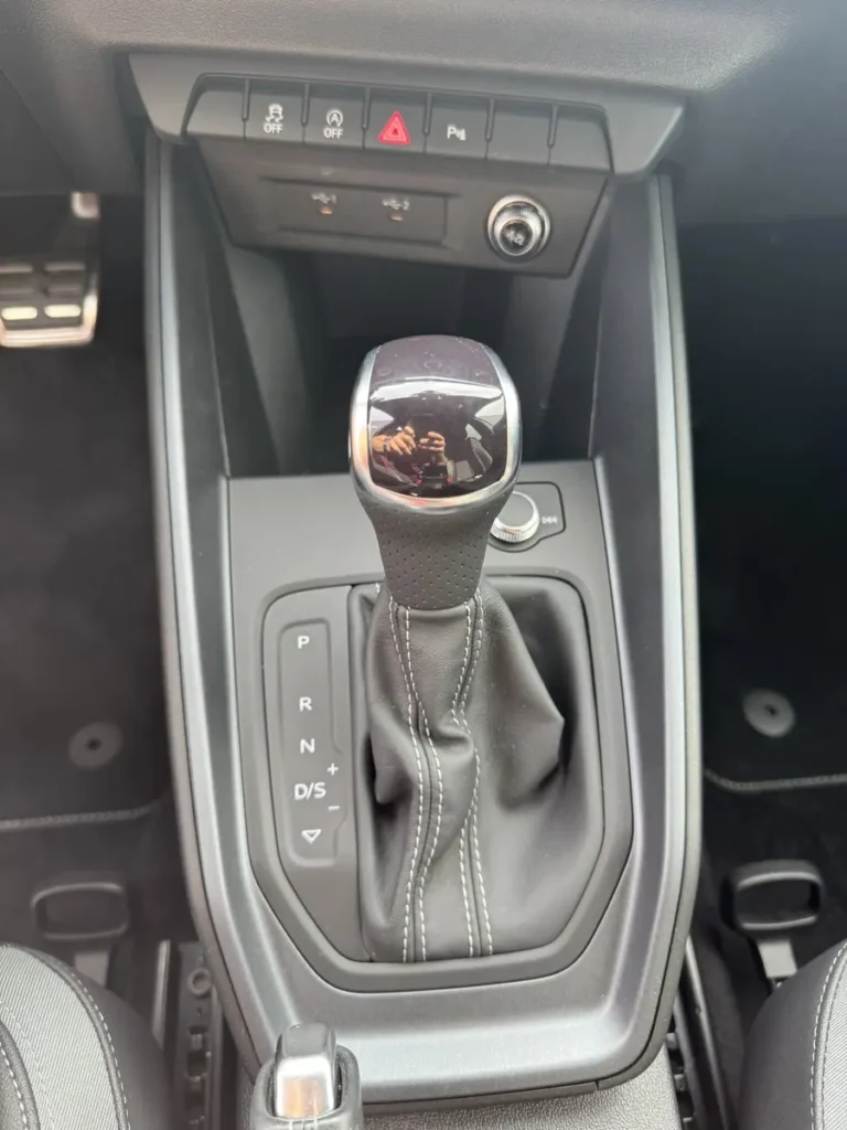 Audi A1 Sportback, detail middenconsole met schakelheft en bedieningsknoppen