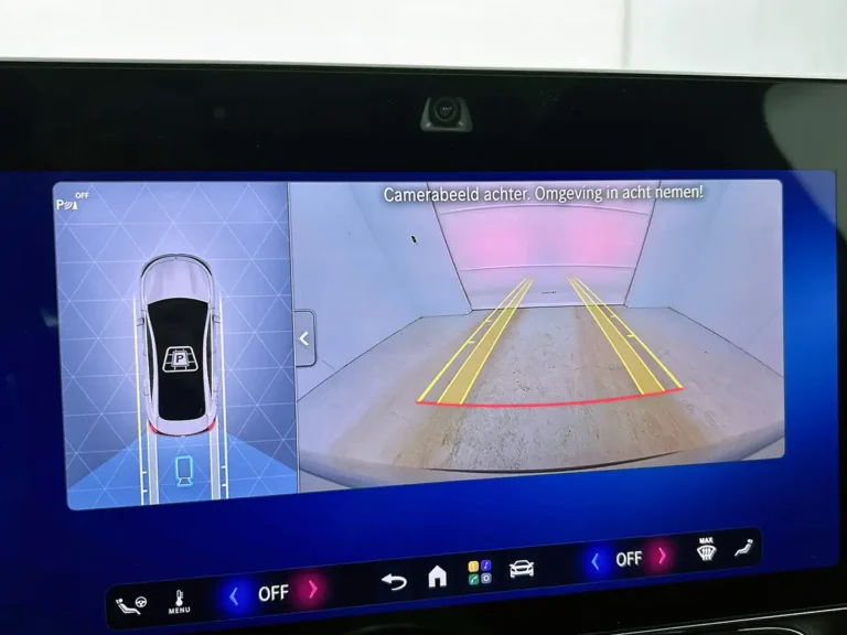 Mercedes-Benz CLA, achteruitrijcamera met bovenaanzicht en parkeerhulp op infotainmentscherm