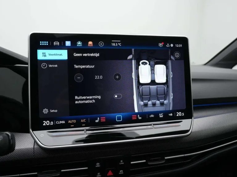 Volkswagen Golf, infotainmentscherm met klimaatcontrolepaneel en temperatuurinstelling