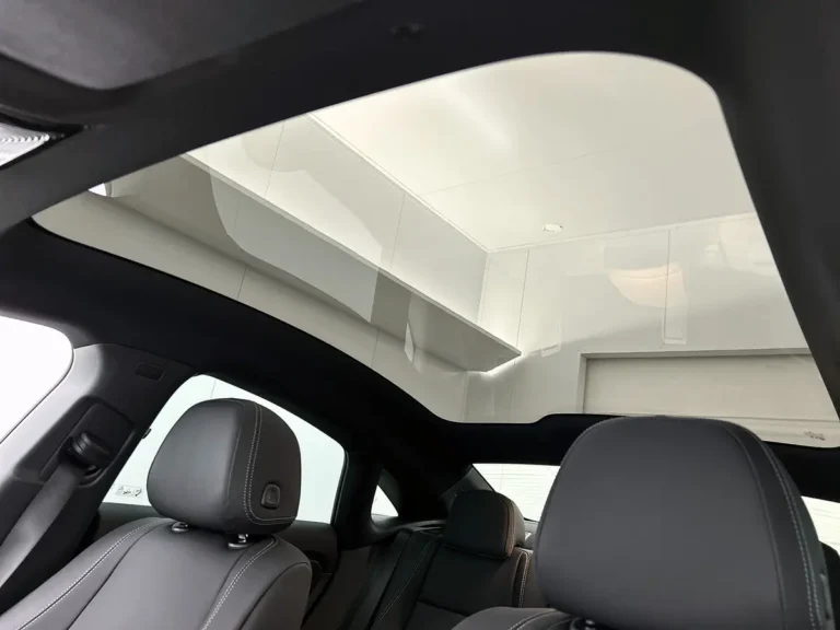 Mercedes-Benz CLA, interieur gezien vanaf de bestuurdersplaats met panoramadak geopend