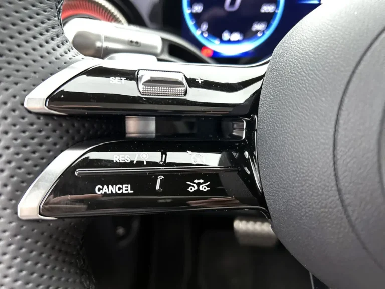Mercedes-Benz CLA, stuurwiel met bedieningsknoppen en instrumentenpaneel