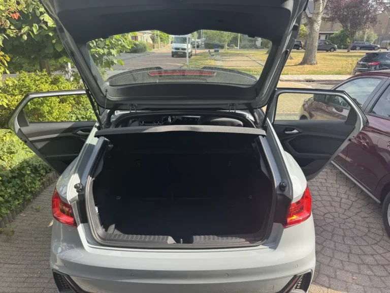 Audi A1 Sportback, open kofferbak van voren gezien met leeg laadruimte