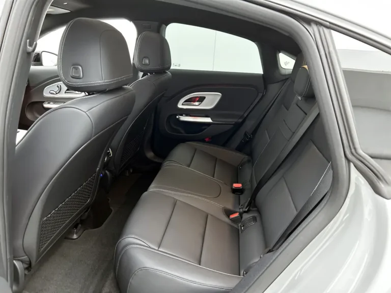 Mercedes-Benz CLA, achterbank met zwart leatherlook bekleding en hoofdsteunen