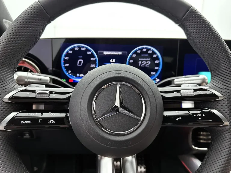 Mercedes-Benz CLA, stuurwiel met digitaal instrumentenpaneel en middenconsole