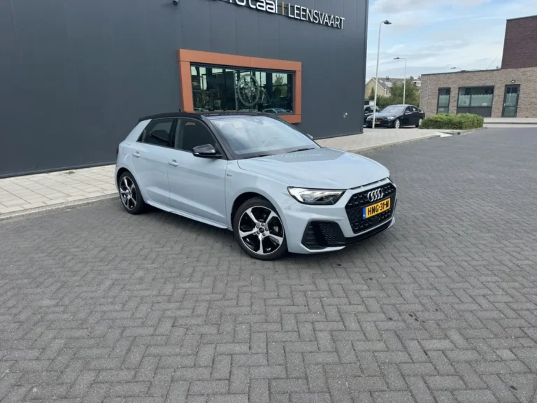 Audi A1 Sportback, zijaanzicht van voren links op parkeerterrein