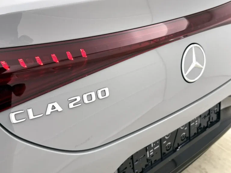 Mercedes-Benz CLA, achterzijde detail met CLA 200 badge, Mercedes-Benz embleem en LED achterlichten