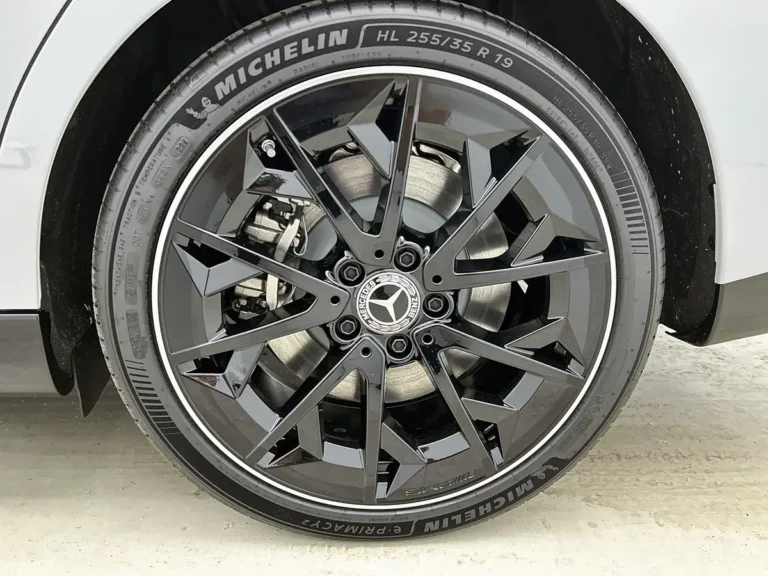 Mercedes-Benz CLA, detail van de voorzijde met grijs gekleurde AMG-velg en Michelin-band