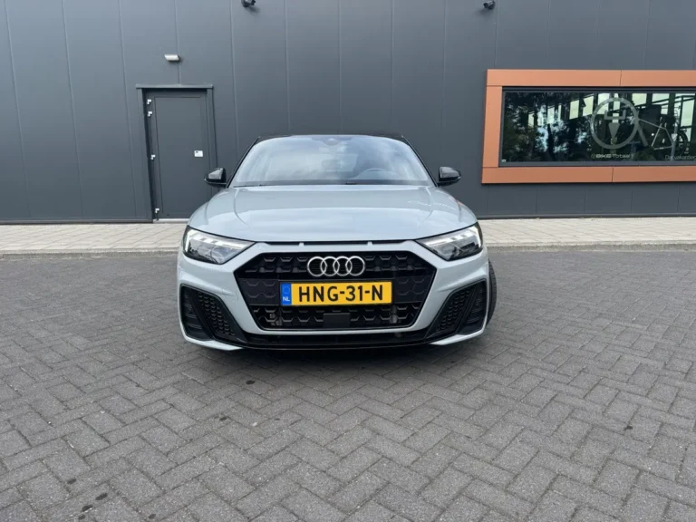 Audi A1 Sportback, frontaanzicht met gesloten garagedeur op de achtergrond