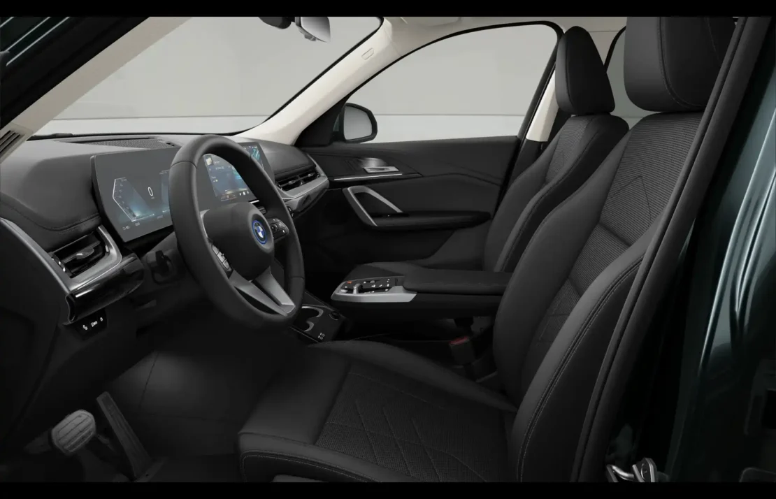 BMW iX1 eDrive20 Pure Edition zakelijk leasen - interieur zijaanzicht voorstoelen en middenconsole