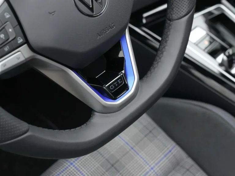 Volkswagen Golf GTE lease - close-up van laadaansluiting achterzijde