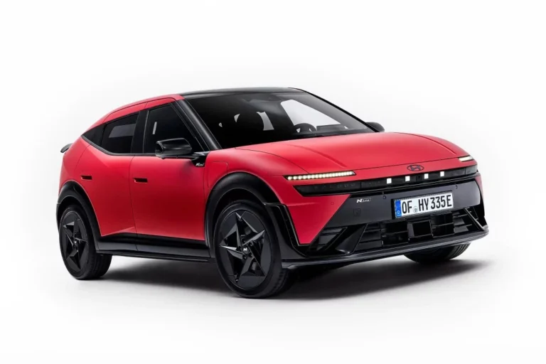 Hyundai IONIQ 3 61 kWh Trend zakelijk leasen - voorzijde driekwart aanzicht in het rood