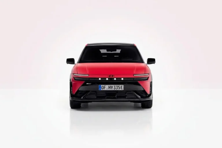 Hyundai IONIQ 3 61 kWh Trend zakelijk leasen - recht vooraanzicht met grille en Hyundai-logo