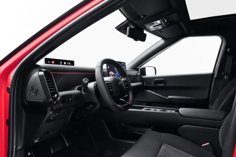 Hyundai IONIQ 3 61 kWh Trend zakelijk leasen - interieurdetail bestuurdersportier en dashboard