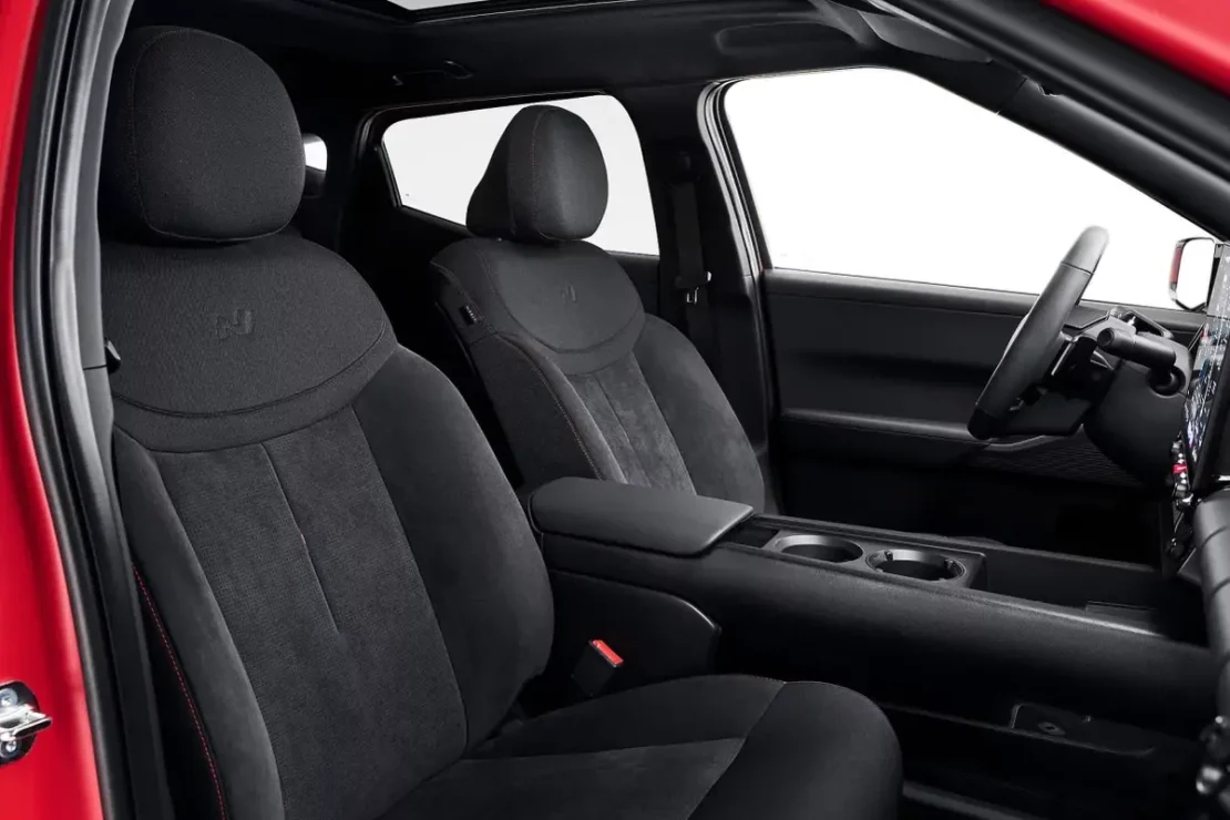 Hyundai IONIQ 3 61 kWh Trend zakelijk leasen - voorstoelen gezien vanaf de achterbank