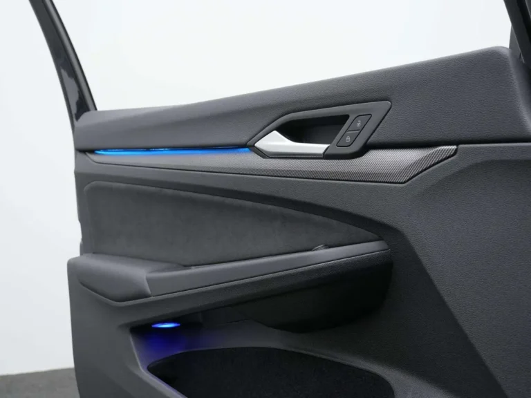 Volkswagen Golf GTE zakelijk leasen - close-up van 19-inch lichtmetalen velgen Vulcano