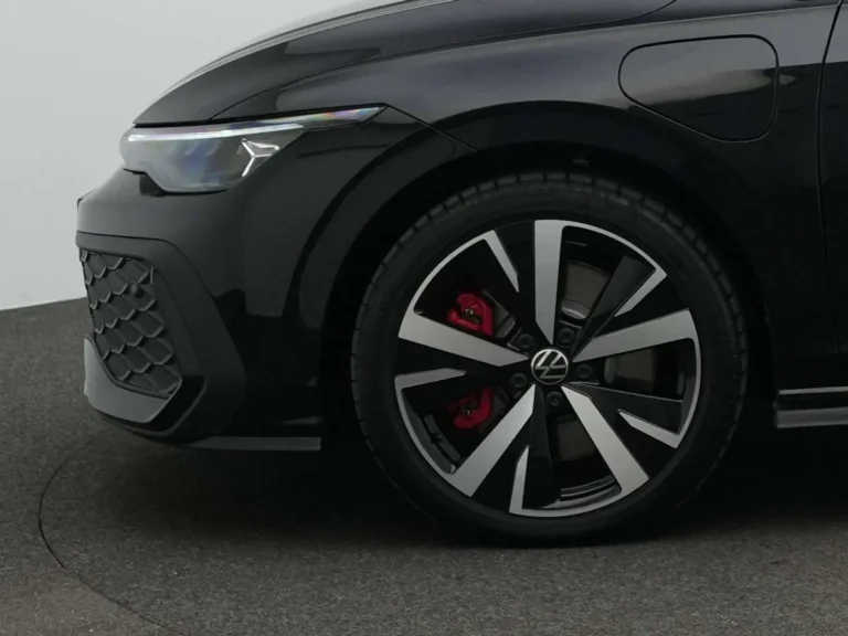 Volkswagen Golf GTE zakelijk leasen - close-up van Volkswagen embleem motorkap
