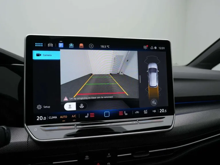 Volkswagen Golf GTE zakelijk leasen - draadloze telefoonlader middenconsole