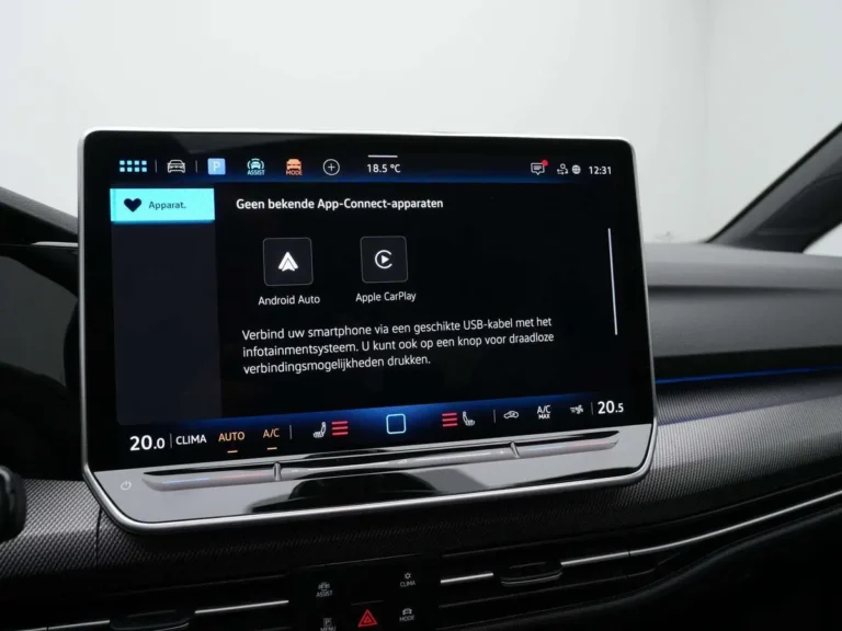 Volkswagen Golf GTE zakelijke lease - close-up van parkeersensoren voorzijde