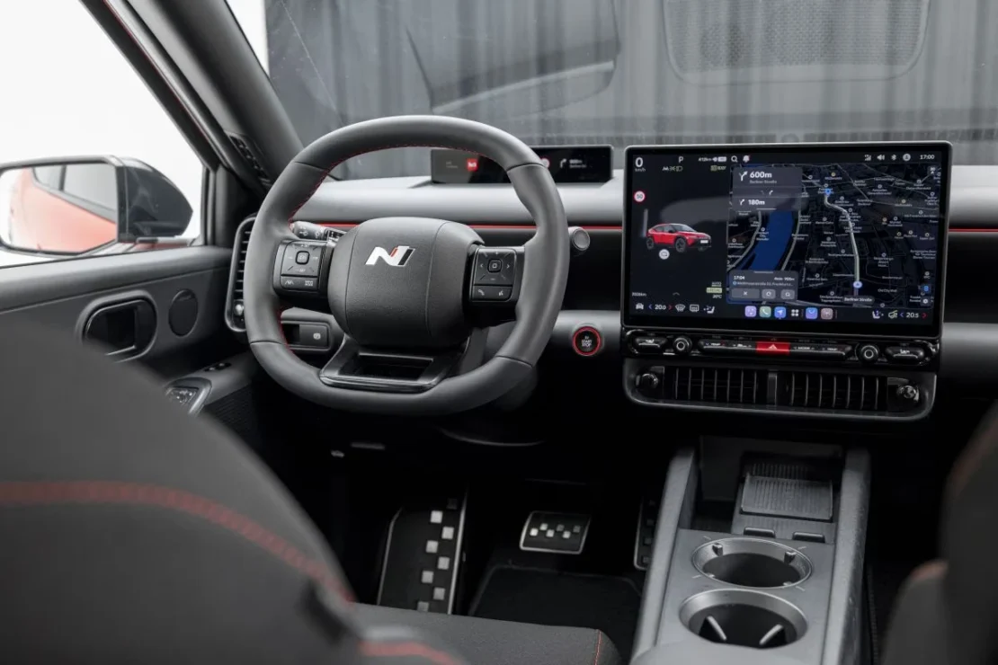 Hyundai IONIQ 3 61 kWh Trend zakelijk leasen - interieur dashboard en stuurwiel, bestuurderszijde