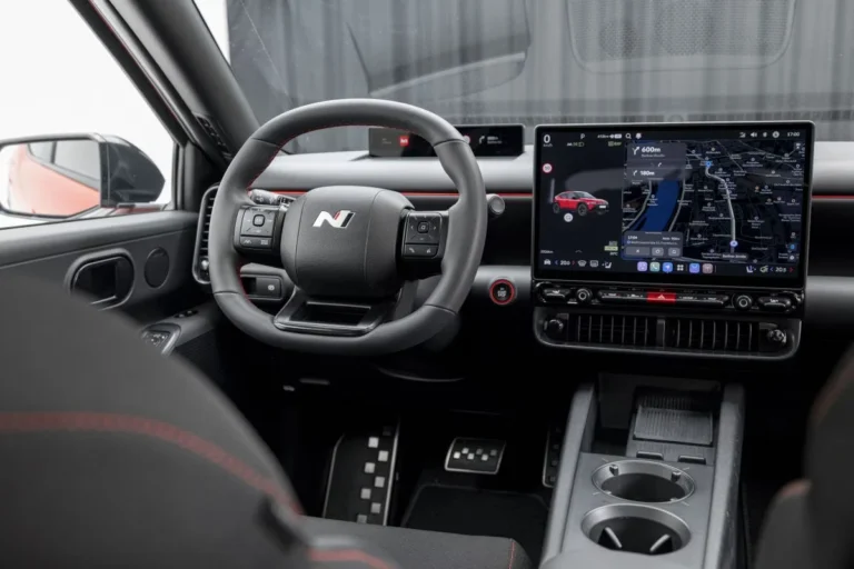 Hyundai IONIQ 3 61 kWh Trend zakelijk leasen - interieur dashboard en stuurwiel, bestuurderszijde