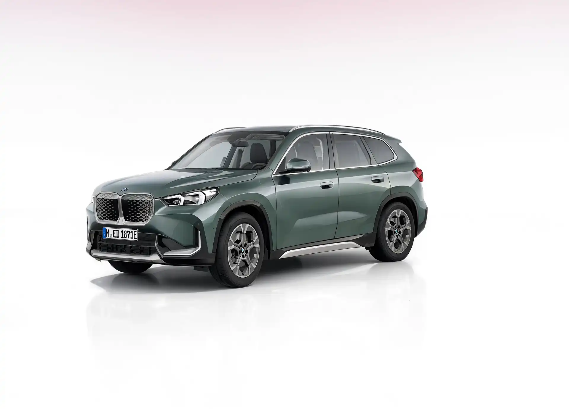 BMW iX1 eDrive20 Pure Edition zakelijk leasen - voorzijde driekwart aanzicht, donkergroen metallic