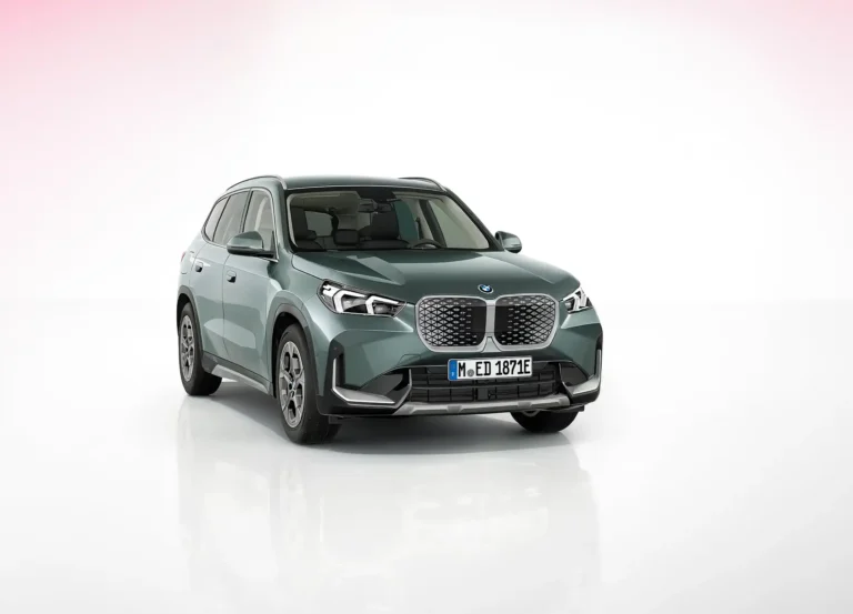 BMW iX1 eDrive20 Pure Edition zakelijk leasen - voorzijde driekwart aanzicht