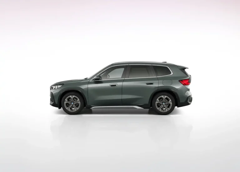 BMW iX1 eDrive20 Pure Edition zakelijk leasen - zijaanzicht, donkergroen metallic
